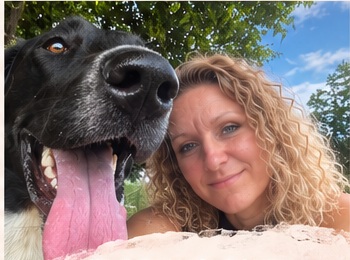 Claudia mit ihrem Hund