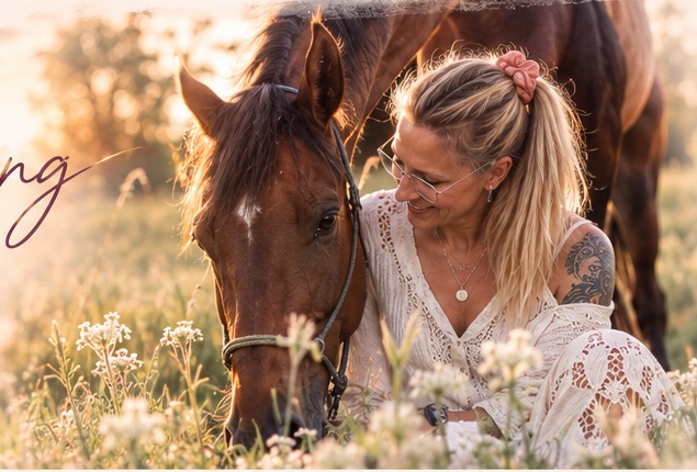 Mensch und Pferd auf einem Weg im Abendlicht